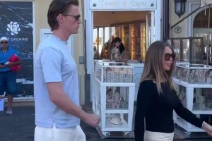 麦克托米奈现身街头，这颜值和气