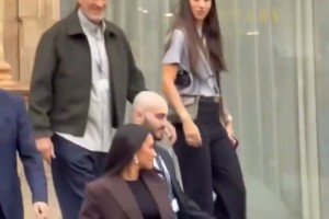 保安拒绝让小球迷靠近梅西，但安东内拉示意让他过去